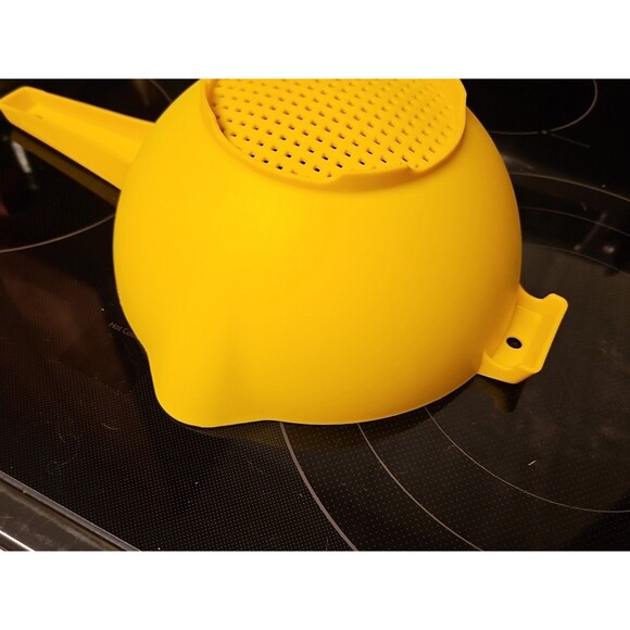 Vintage Tupperware 1523-8 Yellow 2 Qt Strainer Colander Handle 2 Spouts - Picture 13 of 15